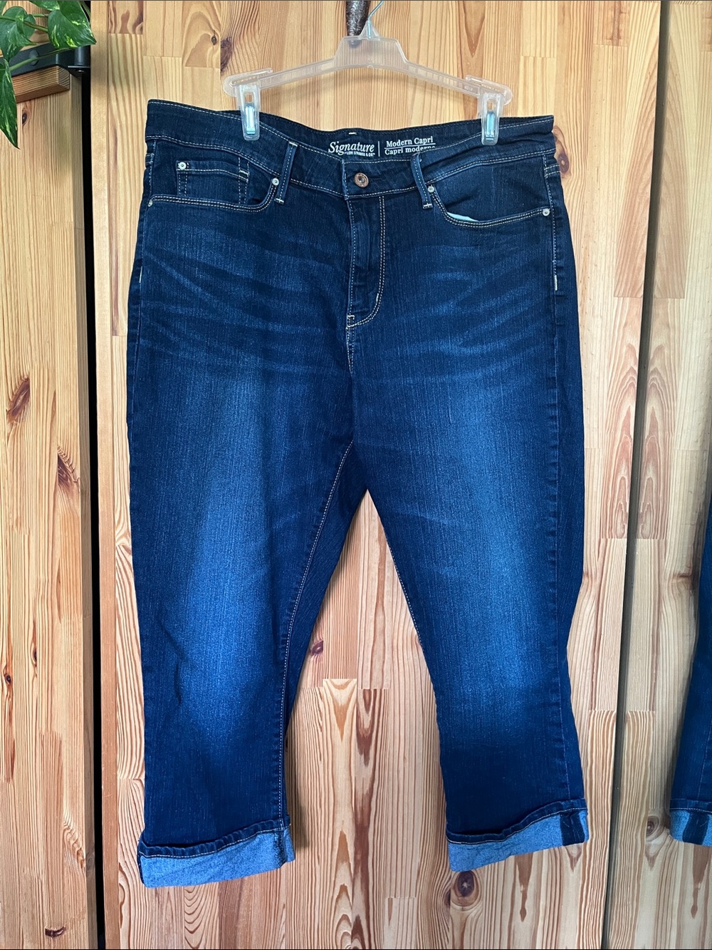 Signature by Levi Strauss Stretchy Capri Jeans (size 16, 33” waist)